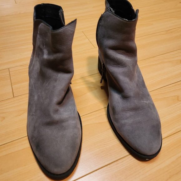 Water resistant grey ankle booties - Picture 3 of 3
